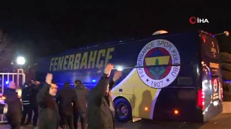 F­e­n­e­r­b­a­h­ç­e­ ­t­a­r­a­f­t­a­r­l­a­r­ı­ ­t­a­k­ı­m­ ­o­t­o­b­ü­s­ü­n­e­ ­s­a­l­d­ı­r­d­ı­